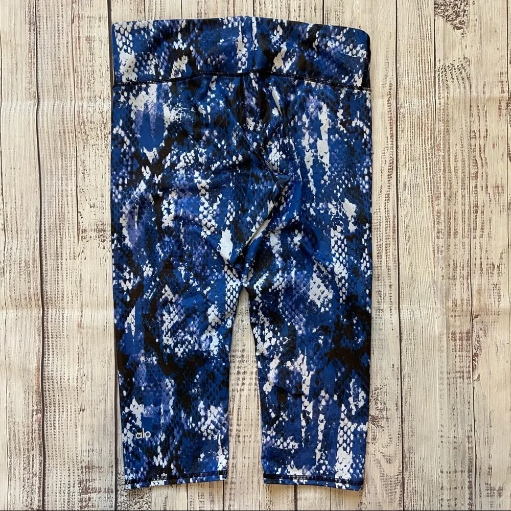 Alo Blue and Black Snake Print Capri. Size Medium. EUC.